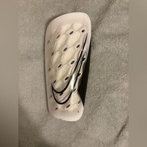 White Nike shinguards with sleeves
used once’s
great condition
